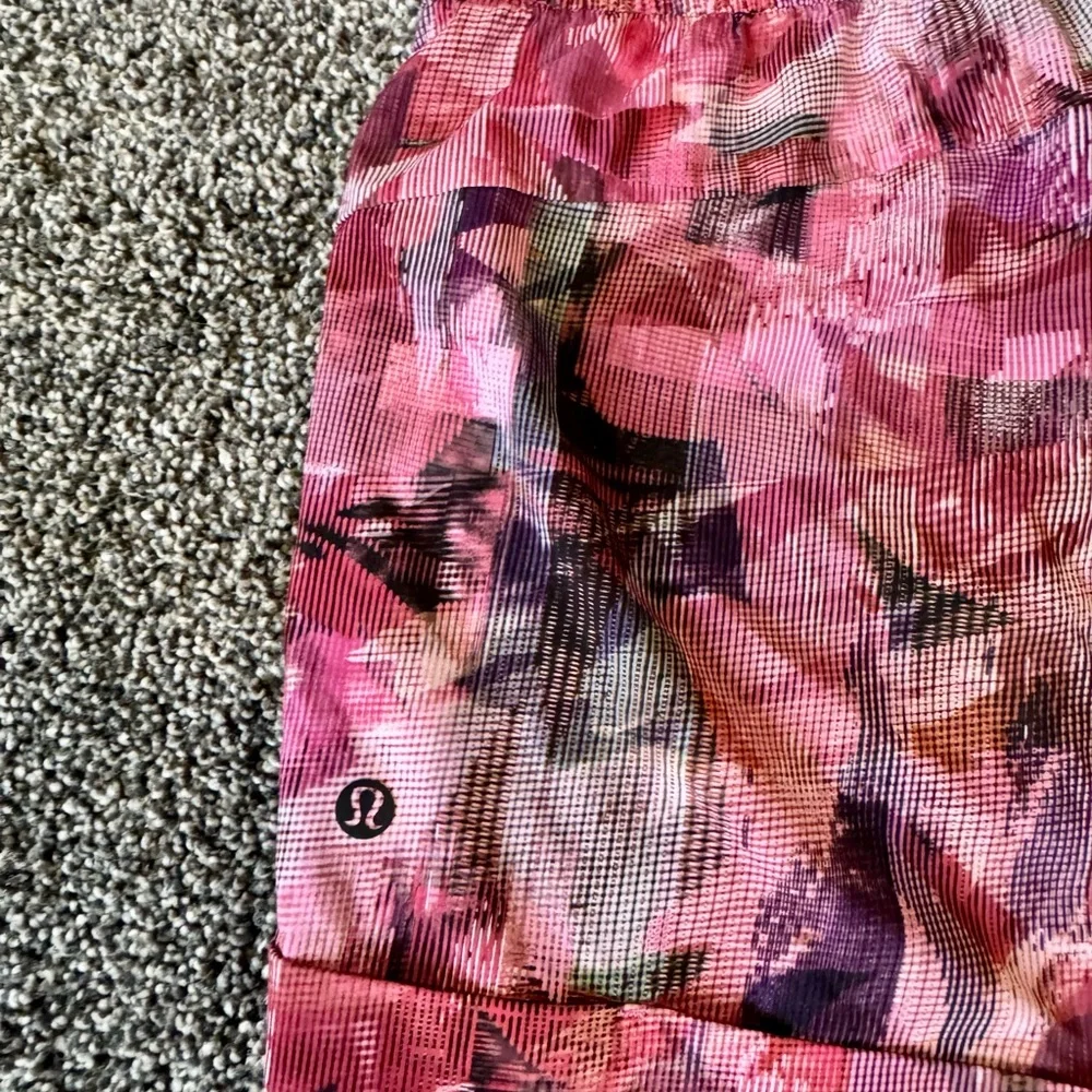 EUC Lululemon Spring Break Away Short *4-way Stretch 3